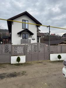 Villa في Gidignitsy: بيت ابيض مع سياج مع بوابة