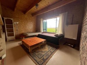 un soggiorno con letto e finestra di Unique Farm Stay a Seafield