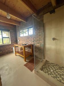 bagno con doccia, tavolo e box doccia in vetro di Unique Farm Stay a Seafield