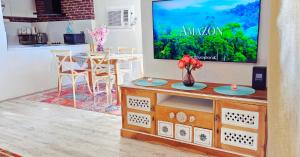 Et tv og/eller underholdning på Fairyhouse on the Lake - Next to Beach Resort with Pool & Lake in Heart of Mandurah