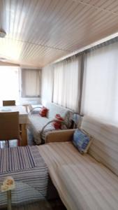 Ένα ή περισσότερα κρεβάτια σε δωμάτιο στο Beachside Mobile Home with Private Yard