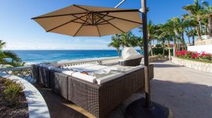 an umbrella and some chairs and the ocean at Casa Edwards in San José del Cabo +22 photos