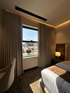 Кровать или кровати в номере Jawel Crown Hotel Apartments- تاج الجوهرة للشقق الفندقية