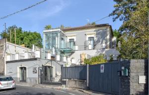 een wit huis met een glazen raam erop bij Le Stanze Letterarie in Cibali