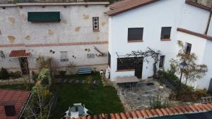 una vista aerea di una casa e di un cortile di Casa Rural Ivanrey a Ivanrey