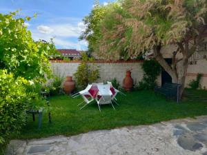 un tavolo e delle sedie in un cortile con un albero di Casa Rural Ivanrey a Ivanrey