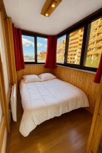 Postel nebo postele na pokoji v ubytování Appartement Eskival skis aux pieds