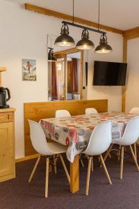 TV a/nebo společenská místnost v ubytování Appartement Eskival skis aux pieds