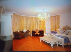 En eller flere senge i et værelse på Golden Palm Boutique Hotel