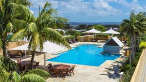 Swimmingpoolen hos eller tæt på 1 Bedroom Waterfront Apartment - Rooftop Pool & Spa