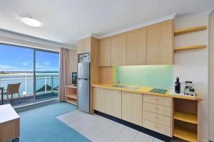 Køkken eller tekøkken på 1 Bedroom Waterfront Apartment - Rooftop Pool & Spa + 3 billeder