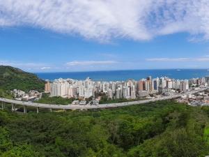 a view of a city with a bridge in the foreground at Recanto aconchegante próximo ao mar in Vila Velha