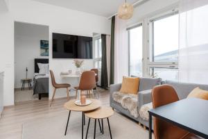 una sala de estar con un sofá y una mesa en Wallesmanni - Nokia Arena by Come in!, en Tampere