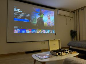 TV a/nebo společenská místnost v ubytování 온담펜션