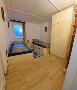 una stanza con due letti e una finestra di Cabana Lunca a Lunca Ampoiţei