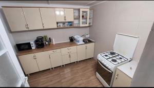 una cucina con armadietti bianchi e piano cottura di Cabana Lunca a Lunca Ampoiţei Altre 12 foto