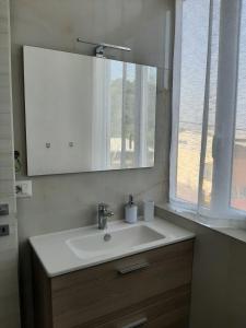 DONNA MELA apartments في بارشلونا-بوتسو دي غوتو: حوض الحمام مع مرآة والنافذة +53 صورة