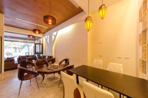 Un comedor con mesa y sillas en 嬉安平 Si Anping by Hotel Si, en Tainan