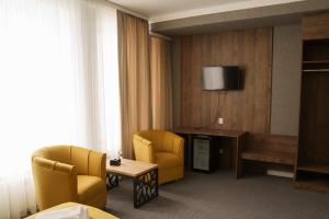 TV a/nebo společenská místnost v ubytování Гостиница БУРСА + 31 fotografií