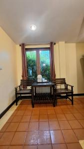 a room with two benches and a large window at ปราณบุรีน้อยรีสอร์ท in Ban Nong Sua +20 photos