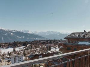 Una vista de una ciudad con montañas al fondo. en Boutique Hotel Art de Vivre & SPA, en Crans-Montana
