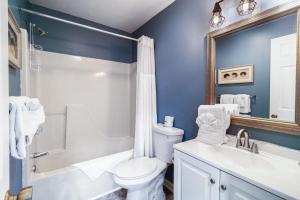 Un baño con inodoro, lavabo y espejo. en Cypress Bay EE15, en Little River 6 fotos más