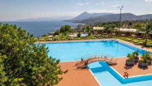 Bazén v ubytování Hotel Torre Normanna nebo v jeho okolí