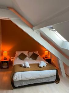 een slaapkamer met een bed en 2 handdoeken bij Studio Lestal in Aix-les-Bains