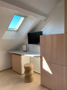 een kamer met een bureau, een tv en een raam bij Studio Lestal in Aix-les-Bains