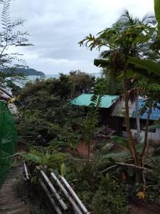 vistas desde el jardín de una casa en The Big House บ้านพักริมเล, en Ranong
