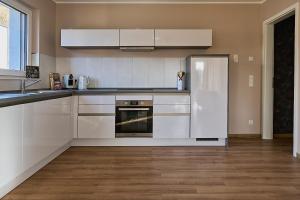 Kuchyň nebo kuchyňský kout v ubytování Abbey View Suites