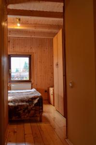 ヤブルニツァにあるСадиба "Альпійській дворик"のベッドと窓のある寝室