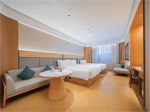 Кровать или кровати в номере JI Hotel Chengdu Niuwangmiao Subway Station +90 фотографий