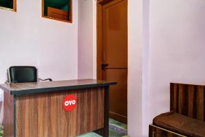 Et tv og/eller underholdning på Hotel O by OYO Wooden Cave By M2