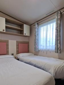 En eller flere senge i et værelse på Gracie, Seal Bay Resort, Selsey