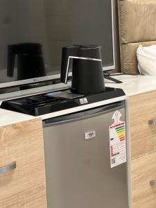 una cocina con estufa y encimera en Al Hamra Sky Stay, en Al Ḩamrāʼ