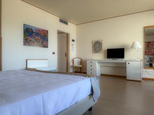 TV a/nebo společenská místnost v ubytování Hotel Torre Normanna