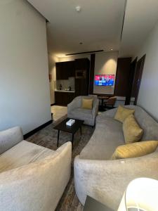 Телевизор и/или развлекательный центр в Jawel Crown Hotel Apartments- تاج الجوهرة للشقق الفندقية