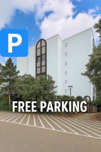 a building with the free parking sign in front of it at Atrium im Park Hotel Regensburg in Regensburg