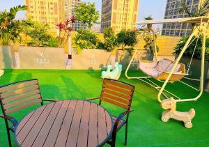 a playground with a table and chairs and a swing at Lavande Hotels Guangzhou Panyu Hanxi Changlong Dashi Subway Station in Guangzhou