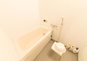 ein weißes Badezimmer mit Badewanne und Toilette in der Unterkunft Prosper 5th bldg 302 in Nagoya