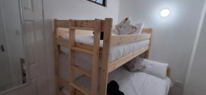 En eller flere senge i et værelse på Wayne's Place