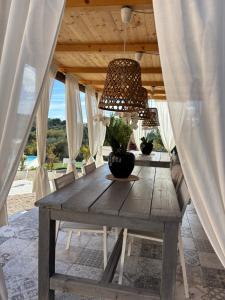 a wooden table in a dining room with a view of the ocean at Boutique B&B Dolce Far Niente in Penne