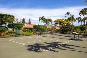 NEW KBM Resorts Ocean Views FREE CAR Wailea Ekahi 1-Bedroom Condo with Luxury Amenities WKV-45C في ويليا: ملعب تنس مع نخل في الخلف