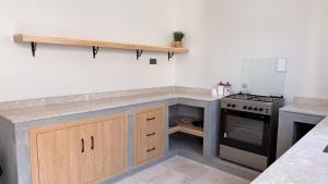 cocina con encimera y fogones en concrete villa, en Badīyah