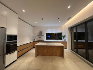 Kuchyň nebo kuchyňský kout v ubytování Hi-Tech Oasis Loft Villa with Outdoor Jacuzzi