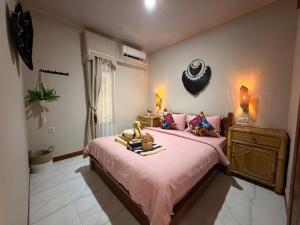 Ένα ή περισσότερα κρεβάτια σε δωμάτιο στο Sunny Rose Villa Gili Air +20 φωτογραφίες