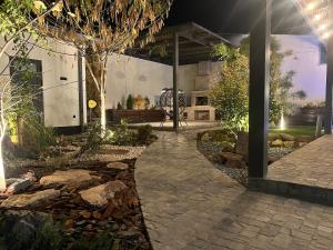 Zahrada ubytování Hi-Tech Oasis Loft Villa with Outdoor Jacuzzi