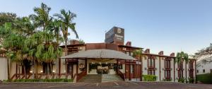 a building with a staircase in front of it at Hotel Damen in Foz do Iguaçu