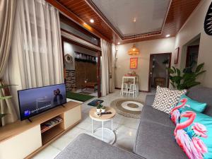 Μια τηλεόραση ή/και κέντρο ψυχαγωγίας στο Sunny Rose Villa Gili Air